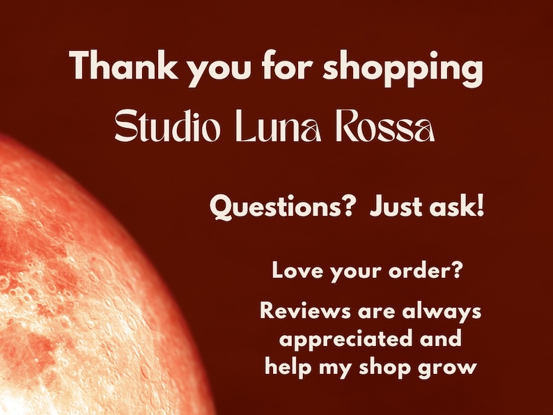 K&ouml;nnte beinhalten: Ein dunkelroter Hintergrund mit einer Teilansicht eines texturierten, hellen Mondes auf der linken Seite. Der Text lautet: Thank you for shopping Studio Luna Rossa. Questions? Just ask! Love your order? Reviews are always appreciated and help my shop grow.