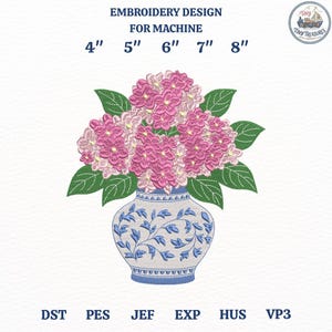 Può includere: Un disegno di ricamo per macchina presenta un bouquet di ortensie rosa in un vaso blu e bianco. Il disegno include foglie verdi ed è disponibile in misure da 10 cm a 20 cm. Il testo "EMBROIDERY DESIGN FOR MACHINE" è in alto.