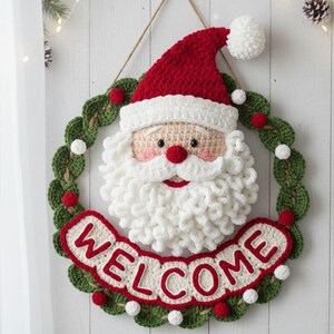 Pu&ograve; includere: Ghirlanda natalizia all'uncinetto con Babbo Natale con cappello rosso e barba bianca. La ghirlanda include un design a foglie verdi, dettagli rossi e bianchi e uno striscione con la scritta "WELCOME".