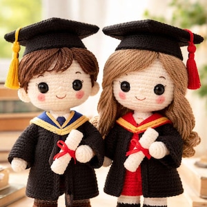 Puede incluir: Dos muñecos de ganchillo hechos a mano vestidos con atuendos de graduación. Cada muñeco lleva una toga y un birrete negros con borla. Uno tiene borla amarilla, el otro roja. Ambos sostienen un diploma enrollado atado con cinta roja.