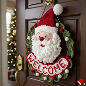 Pu&ograve; includere: Una ghirlanda natalizia fatta a mano con un volto di Babbo Natale all'uncinetto, con cappello rosso e barba bianca. La ghirlanda include una ghirlanda verde con dettagli rossi e bianchi e un cartello "WELCOME".