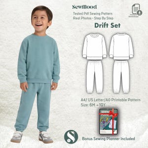 Könnte beinhalten: Ein Kind in einem hellblauen Sweatshirt und Jogginghose. Das Bild zeigt auch ein Schnittmuster für ein "Drift Set" mit dem Text "SewMood" und "Bonus Sewing Planner Included". Die Größen reichen von 6 Monaten bis 10 Jahren.