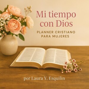 Puede incluir: Un libro abierto con páginas doradas descansa sobre una superficie de madera, acompañado de un jarrón con flores color melocotón. El texto "Mi tiempo con Dios" se muestra arriba, con "PLANNER CRISTIANO PARA MUJERES" debajo. El nombre del autor, "por Laura Y. Esquilín", está en la parte inferior.