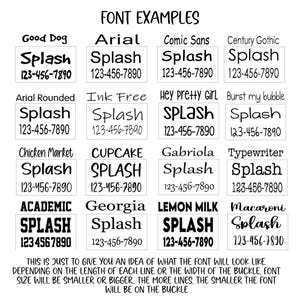 Pu&ograve; includere: Un grafico che mostra diversi stili e dimensioni di font per un'etichetta per cani personalizzata. Il testo sul grafico recita "FONT EXAMPLES" e include il numero di telefono "123-456-7890".