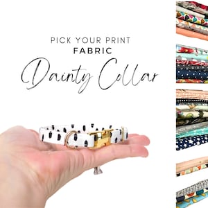 Puede incluir: Un collar de perro de lunares blancos y negros con una hebilla dorada. El collar est&aacute; siendo sostenido en una mano. El texto "Pick Your Print Fabric Dainty Collar" est&aacute; en la parte superior de la imagen. Se muestra una variedad de muestras de tela en el lado derecho de la imagen.