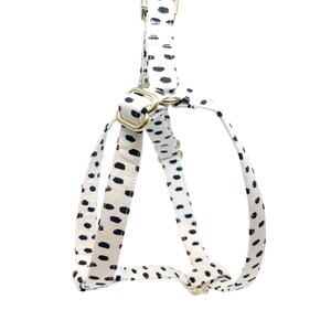 Peut inclure: Harnais pour chien blanc &agrave; pois noirs et ferrures dor&eacute;es.
