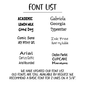 Pu&ograve; includere: Un elenco di font da utilizzare per un progetto artigianale. I font sono elencati in due colonne. Il testo in alto nell'immagine dice "FONT LIST". Il testo in basso nell'immagine dice "WE HAVE UPDATED OUR FONT LIST. OLD FONTS ARE STILL AVAILABLE BY REQUEST. WE RECOMMEND A BASIC FONT FOR 2 LINES ON A 3/8."