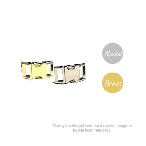 Puede incluir: Dos hebillas met&aacute;licas, una dorada y otra plateada, mostradas una al lado de la otra. El texto "N&iacute;quel" y "Lat&oacute;n" se muestra en c&iacute;rculos junto a las hebillas.