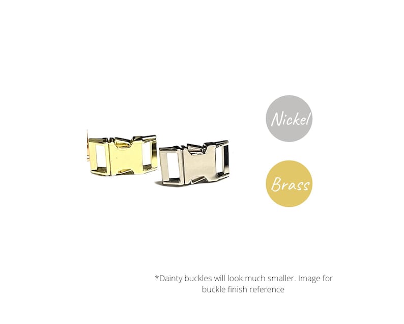 Puede incluir: Dos hebillas met&aacute;licas, una dorada y otra plateada, mostradas una al lado de la otra. El texto "N&iacute;quel" y "Lat&oacute;n" se muestra en c&iacute;rculos junto a las hebillas.