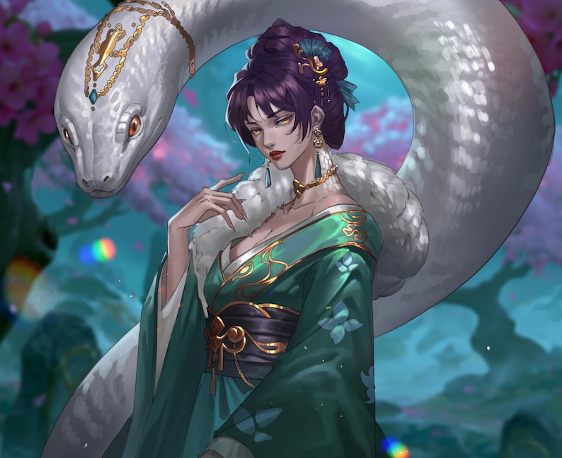 Op de afbeelding: Een digitale illustratie van een persoon met donkerpaars haar in een opgestoken kapsel, gekleed in een donkergroene kimono met gouden accenten, een donkere obi-riem en een witte bontstola. Een grote witte slang met gouden sieraden om de schouders.