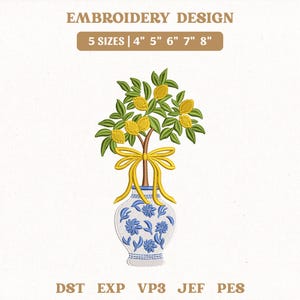 Könnte beinhalten: Stickdesign mit einem Zitronenbaum in einer blau-weißen Vase. Der Baum hat gelbe Zitronen und grüne Blätter mit einer gelben Schleife. Der Text lautet "EMBROIDERY DESIGN" und "5 GRÖSSEN | 10cm 13cm 15cm 18cm 20cm"