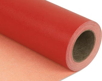 Può includere: Un rotolo di carta rossa con una superficie strutturata. La carta è parzialmente srotolata, rivelando uno strato color pesca sottostante. Il rotolo è realizzato in un materiale spesso, adatto a vari progetti artigianali.