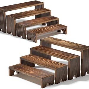 以下が含まれることがあります： さまざまなサイズの木製ディスプレイライザーのセット。ライザーは濃い茶色に着色されており、天然の木目を際立たせています。セットには、商品を展示するのに最適な、シンプルで頑丈なデザインの長方形のプラットフォームが含まれています。