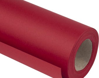 Può includere: Un rotolo di carta da regalo rossa tinta unita. La carta è di un colore rosso intenso e ricco ed è arrotolata attorno a un'anima di cartone. La carta ha una finitura liscia e opaca.