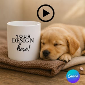 Pode incluir: Uma caneca de cerâmica branca com o texto "YOUR DESIGN here!" em letras pretas. Um filhote de cachorro dourado dormindo descansa sobre uma manta marrom ao lado da caneca. O fundo é desfocado e de tons quentes.