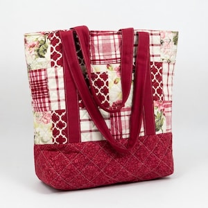 Puede incluir: Un juego de tres tazas de cerámica con un acabado moteado y mate. Las tazas son de color crema, gris claro y gris oscuro. Cada taza tiene un diseño simple y minimalista y un asa redondeada.