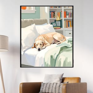 Może przedstawiać: Oprawiony wydruk przedstawia złotego psa rasy Labrador Retriever odpoczywającego na łóżku z białymi poduszkami i jasnozielonym kocem. Grafika jest wyświetlana nad brązowym skórzanym fotelem i otomaną z kremowym dywanem.
