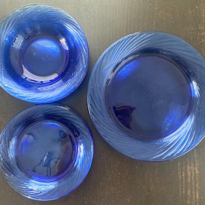 Vajilla Pyrex azul cobalto con diseño en espiral / Platos y cuencos de vidrio vintage
