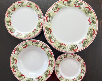 Piatto da cena natalizio Gibson Everyday GID215 con motivo a quadri verdi e bacche di agrifoglio, stile vintage.