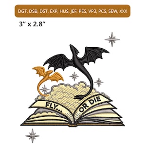 Może przedstawiać: Haftowany wzór przedstawiający czarnego smoka i złotego smoka nad otwartą książką. Książka głosi "FLY... OR DIE" i jest otoczona rozbłyskami gwiazd. Wzór ma wymiary 7,6 cm x 7,1 cm.