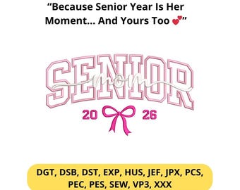 Design de bordado "Mãe do Formando 2026" - Letras rosa estilo universitário, laço (arquivo para máquina)