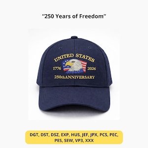 Puede incluir: Gorra de béisbol azul marino con texto bordado y diseño patriótico. La gorra presenta las palabras "UNITED STATES", "1776", "2026" y "250th ANNIVERSARY". También se muestra un águila y la bandera estadounidense. El texto "250 Years of Freedom" está arriba.