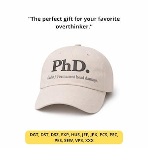 Puede incluir: Gorra de béisbol beige con el texto "PhD." en gris oscuro, con la frase "(abb.) Permanent head damage." debajo. La gorra también tiene el texto "The perfect gift for your favorite overthinker."