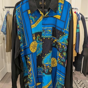 Może przedstawiać: Rustykalny drewniany szyld z napisem "Welcome to our home" w białych literach. Szyld ma postarzaną powierzchnię i prosty, zachęcający design, idealny do dekoracji drzwi wejściowych.