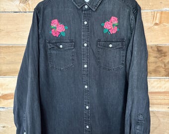 Svart knapptryckt, tjock bomull, med broderade röda rosor