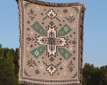 Manta tejida geométrica estilo suroeste con flecos, estampado tribal neutro, decoración para el hogar en tonos tierra.