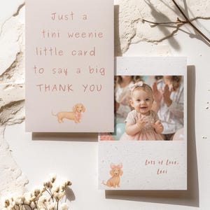 Pode incluir: Um conjunto de cartões de agradecimento para bebés com uma ilustração de dachshund. Um cartão diz: "Just a tini weenie little card to say a big THANK YOU." Outro cartão tem uma foto de bebé e diz: "Lots of Love, Lexi."