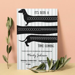 Op de afbeelding: Een uitnodiging voor een pensioenfeest met een silhouet van een teckel en de tekst "IT'S BEEN A LOOOOOOOOOOOOOOONNNNNNNNNNNNNNNG TIME COMING". De uitnodiging heeft een wit en grijs gestreepte achtergrond. Het evenement is voor Wendy Johnson.