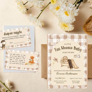 Op de afbeelding: Baby shower uitnodigingen en loterijkaarten met een madeliefjes- en ruitpatroon. Op de uitnodiging staat "A Little Tini Weenie Baby is on the Way". Op de loterijkaart staat "Diaper Raffle" en "Bring a pack of diapers."