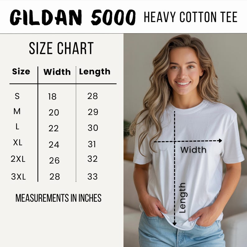 Pode incluir: Uma camiseta branca Gildan 5000 de algod&atilde;o pesado com uma tabela de tamanhos. A tabela mostra as medidas em polegadas, equivalentes em cm, para largura e comprimento, do tamanho P ao 3XL. A modelo est&aacute; vestindo a camiseta branca.