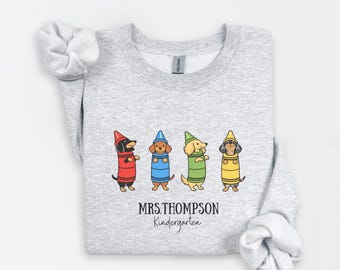 Camiseta ou blusa de moletom com estampa de dachshund para professores, nome personalizado e série/ano escolar, vestuário para educadores do ensino fundamental.