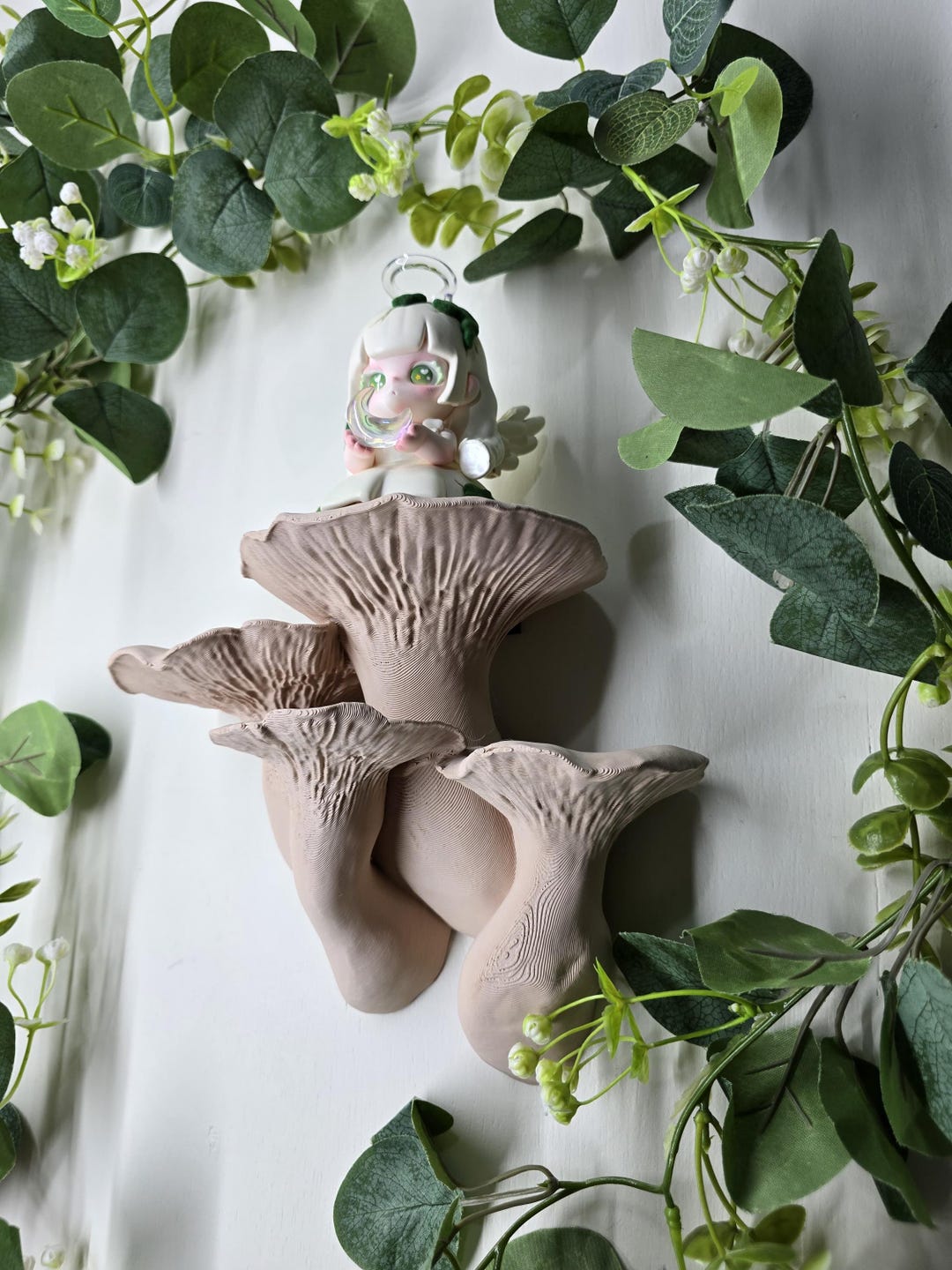 Pleurotus Eryngii King Oyster mushroom shelf with ivy