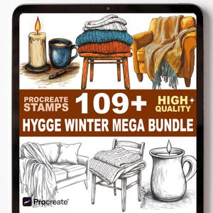 Może przedstawiać: Cyfrowa ilustracja przytulnej zimowej sceny. Zapalona świeca, kubek i stos koców na małym drewnianym stołku. Tekst brzmi "Procreate Stamps 109+ High Quality Hygge Winter Mega Bundle."