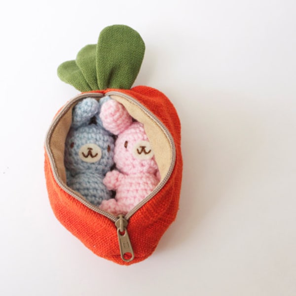 Zwei kleine gehäkelte Amigurumi Häschen in Orange-Karotte Geldbörse/Reißverschluss Tasche Geschenkset / gefüllte Spielzeug - zu bestellen, wählen Sie Ihre eigene Farbe