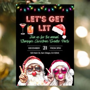 以下が含まれることがあります： ピンクのネオンで「LET'S GET LIT」と書かれた黒い招待状。12月21日のクリスマスセーターパーティーへの招待状です。サンタクロースとピンクのサングラスをかけた女性が描かれています。