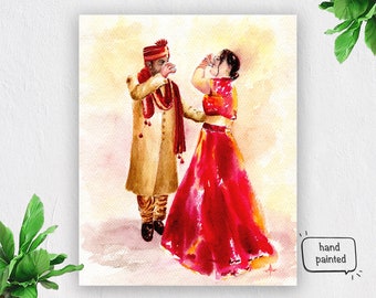 Könnte beinhalten: Aquarellmalerei eines Paares in traditioneller indischer Hochzeitskleidung. Der Mann trägt eine beige Sherwani mit einem roten Turban und die Frau trägt einen roten Lehenga mit einer rot-goldenen Bluse. Das Paar hält sich an den Händen und lächelt.