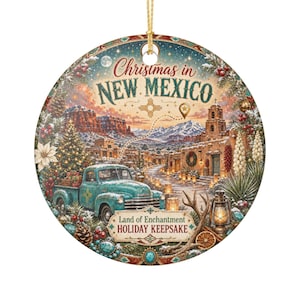 Könnte beinhalten: Ein runder Weihnachtsanhänger aus Keramik mit einem türkisfarbenen Oldtimer-Truck, einer Wüstenlandschaft mit Adobe-Gebäuden, Bergen und einem Sternenhimmel. Der Text lautet Christmas in NEW MEXICO und Land of Enchantment HOLIDAY KEEPSAKE.