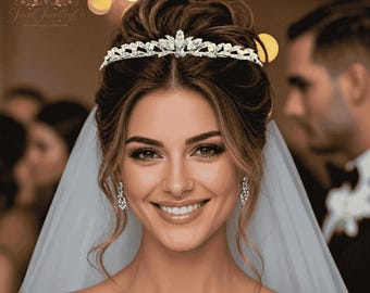 Könnte beinhalten: Eine lächelnde Braut trägt ein silbernes Diadem und passende Ohrringe mit klaren Kristallen. Sie trägt einen weißen Schleier. Das Bild zeigt eine Hochzeit.