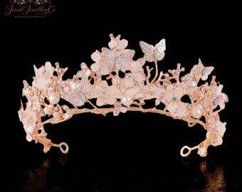 ローズゴールドの蝶のブライダルティアラ、パールのウェディングクラウン、花柄のゴールドクリスタルヘッドピース、プリンセスブライドのボヘミアンクラウン、プロムパーティーのフラワーガールティアラ