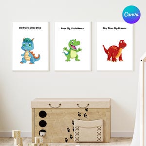 Könnte beinhalten: Drei gerahmte Kunstdrucke mit Dinosauriern. Der erste Druck lautet "Be Brave, Little Dino" und zeigt einen blauen Dinosaurier. Der zweite Druck lautet "Roar Big, Little Henry" und zeigt einen grünen Dinosaurier. Der dritte Druck lautet "Tiny Dino, Big Dreams" und zeigt einen roten Dinosaurier.