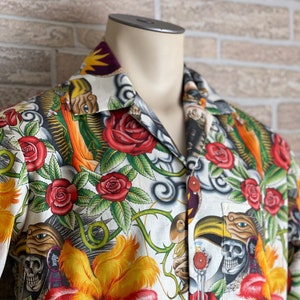 Camisa hawaiana del Día de los Muertos con imágenes inspiradas en la Virgen de Guadalupe