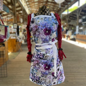Apron with lily flowers, lilies apron, vivid flowers apron, party apron, novelty apron