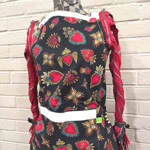 Tablier sacrés coeurs, tablier coeur rouge, tablier d&#39;inspiration mexicaine, tablier d&#39;amoureux du coeur
