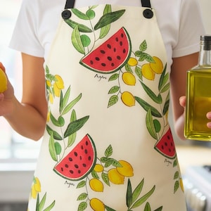 Mayssas palästinensische Zitronen, Oliven & Wassermelonen-Schürze - Obstkunst eines 5-jährigen Künstlers aus Gaza