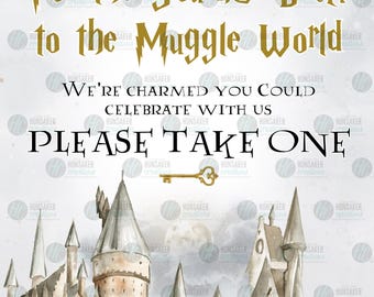 Puede incluir: Una invitación de estilo acuarela con el texto "Para el viaje de regreso al mundo muggle". La invitación presenta una ilustración de castillo y el texto "Nos encantaría que celebraras con nosotros. Por favor, toma uno."
