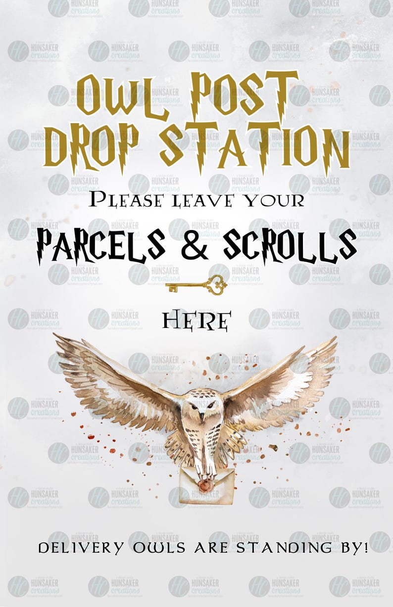 Puede incluir: Un letrero con la inscripci&oacute;n dorada "OWL POST DROP STATION". Instruye dejar paquetes y pergaminos. Un b&uacute;ho con las alas extendidas lleva una carta. La parte inferior dice "DELIVERY OWLS ARE STANDING BY!"